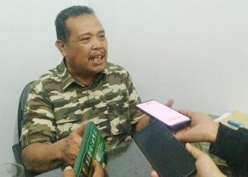 Anggota DPRD Provinsi  Gorontalo Faisal Hulukati saat diwawancarai awak media usai melaksanakan reses di Desa Tumbihe, Kecamatan Kabila, Kabupaten Bone Bolango, Rabu (8/11/2023) (muhajir/gopos)