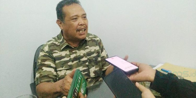 Anggota DPRD Provinsi  Gorontalo Faisal Hulukati saat diwawancarai awak media usai melaksanakan reses di Desa Tumbihe, Kecamatan Kabila, Kabupaten Bone Bolango, Rabu (8/11/2023) (muhajir/gopos)