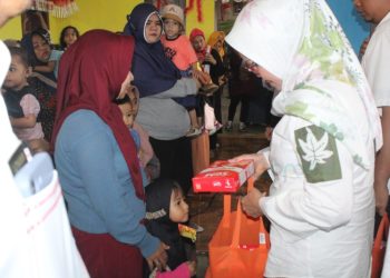 Plt Bupati Merlan S. Uloli saat menyerahkan bantuan intervensi stunting di Kecamatan Bulango Timur, Rabu (15/11/2023). (Foto Yudi/Sespri)