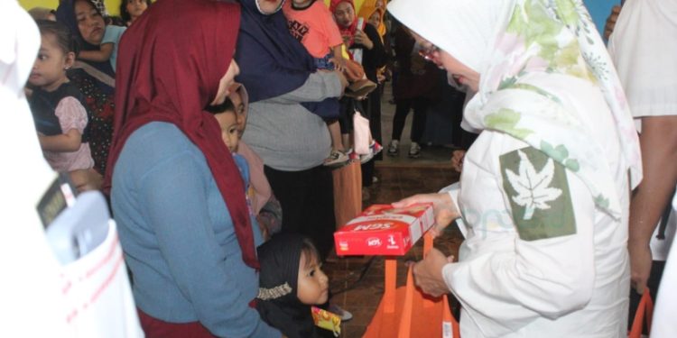 Plt Bupati Merlan S. Uloli saat menyerahkan bantuan intervensi stunting di Kecamatan Bulango Timur, Rabu (15/11/2023). (Foto Yudi/Sespri)