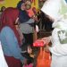 Plt Bupati Merlan S. Uloli saat menyerahkan bantuan intervensi stunting di Kecamatan Bulango Timur, Rabu (15/11/2023). (Foto Yudi/Sespri)