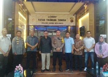 Komisi I DPRD Provinsi Gorontalo berpose bersama Kapolres Bone Bolango dan jajaran pada kunjungan kerja komisi I dalam rangka monitoring keamanan pemilu 2024, Selasa (21/11/2023) (muhajir/gopos)