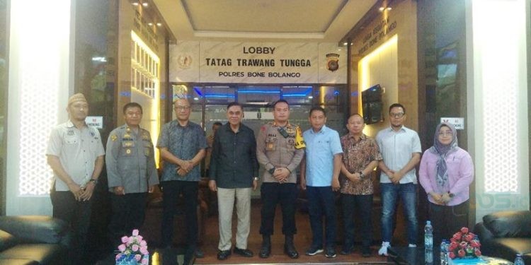 Komisi I DPRD Provinsi Gorontalo berpose bersama Kapolres Bone Bolango dan jajaran pada kunjungan kerja komisi I dalam rangka monitoring keamanan pemilu 2024, Selasa (21/11/2023) (muhajir/gopos)