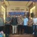 Komisi I DPRD Provinsi Gorontalo berpose bersama Kapolres Bone Bolango dan jajaran pada kunjungan kerja komisi I dalam rangka monitoring keamanan pemilu 2024, Selasa (21/11/2023) (muhajir/gopos)