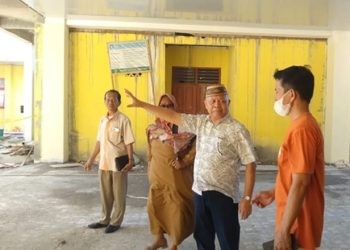Ketua Komisi IV DPRD Provinsi Gorontalo, Hamid Kuna saat meninjau dampak kebakaran gedung SMAN 4 Kota Gorontalo, Selasa (21/11/2023) (muhajir/gopos)