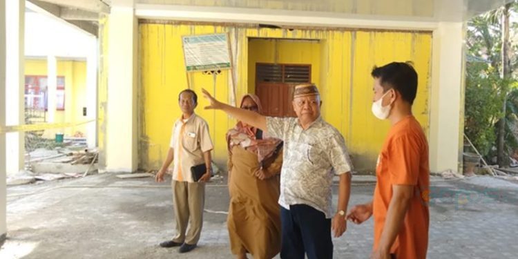Ketua Komisi IV DPRD Provinsi Gorontalo, Hamid Kuna saat meninjau dampak kebakaran gedung SMAN 4 Kota Gorontalo, Selasa (21/11/2023) (muhajir/gopos)