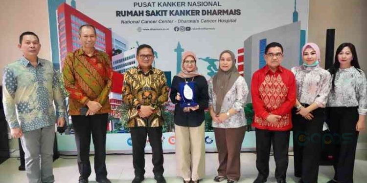 Walikota Gorontalo, Marten Taha melakukan kunjungan kerja bersama jajaran di RS Kanker Dharmais Pusat Kanker Nasional yang diterima oleh Direktur Medik dan Keperawatan dr. Reni Wigati SP. A (K), Rabu (22/11)