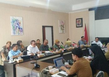 Rapat pansus ranperda penyelengaraan perizinan berusaha di daerah yang dilaksanakan oleh Pansus DPRD Provinsi Gorontalo bersama OPD terkait, Selasa (28/11/2023) (muhajir/gopos)