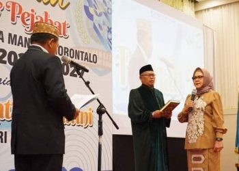 Ketua Yayasan Bina Mandiri Gorontalo, Dr. Ir. H. Azis Rachman MM melantik Dr. Titin Dunggio sebagai Rektor UBM Gorontalo periode 2025-2027, Kamis (30/11/2023) (dok. ubm)