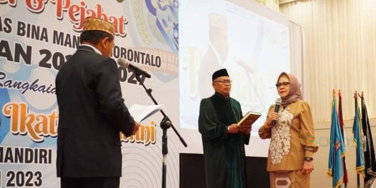 Ketua Yayasan Bina Mandiri Gorontalo, Dr. Ir. H. Azis Rachman MM melantik Dr. Titin Dunggio sebagai Rektor UBM Gorontalo periode 2025-2027, Kamis (30/11/2023) (dok. ubm)