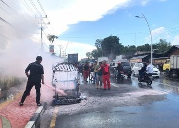 Sebuah bentor terbakar di dekat SPBU Andalas Kota Gorontalo saat dipadamkan menggunakan APAR. (F. Rama/gopos)