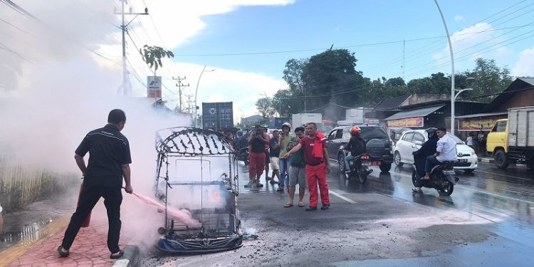 Sebuah bentor terbakar di dekat SPBU Andalas Kota Gorontalo saat dipadamkan menggunakan APAR. (F. Rama/gopos)