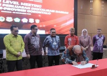 Bupati Pohuwato Saipul Mbuinga menandatangani kesepakatan pada High Level Meeting Tim Percepatan dan Perluasan Digitalisasi Daerah (TP2DD) se-Provinsi Gorontalo, bertempat di Kantor Pusat Bank SulutGo Manado, Sulawesi Utara, Kamis (23/11/2023)