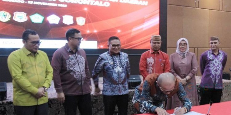 Bupati Pohuwato Saipul Mbuinga menandatangani kesepakatan pada High Level Meeting Tim Percepatan dan Perluasan Digitalisasi Daerah (TP2DD) se-Provinsi Gorontalo, bertempat di Kantor Pusat Bank SulutGo Manado, Sulawesi Utara, Kamis (23/11/2023)