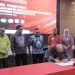 Bupati Pohuwato Saipul Mbuinga menandatangani kesepakatan pada High Level Meeting Tim Percepatan dan Perluasan Digitalisasi Daerah (TP2DD) se-Provinsi Gorontalo, bertempat di Kantor Pusat Bank SulutGo Manado, Sulawesi Utara, Kamis (23/11/2023)