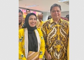 Sekretaris DPD II Golkar Kota Gorontalo, Meyke Camaru berpose bersama Ketua DPP Golkar, Airlangga Hartarto usai menerima surat tugas sebagai bakal calon Wali Kota Gorontalo (istimewa)