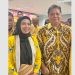 Sekretaris DPD II Golkar Kota Gorontalo, Meyke Camaru berpose bersama Ketua DPP Golkar, Airlangga Hartarto usai menerima surat tugas sebagai bakal calon Wali Kota Gorontalo (istimewa)