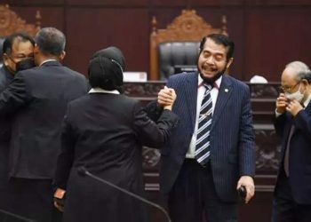 Ketua Mahkamah Konstitusi terpilih periode 2023-2028 Anwar Usman (kedua kanan) berjabat tangan dengan koleganya usai pemilihan di gedung MK, Jakarta, Rabu (15/3/2023). [ANTARA FOTO/Akbar Nugroho Gumay].