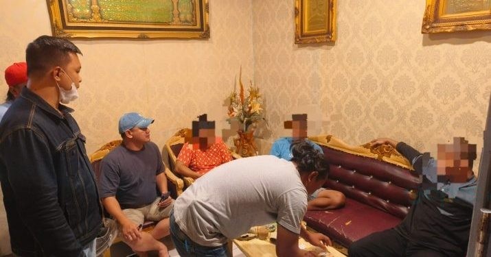 Suasana penangkapan praktek judi togel online yang ditangkap polisi di Kelurahan Buladu, Kecamatan Kota Barat, Kota Gorontalo, Selasa (14/11/2023).