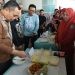 Penjagub Gorontalo Ismail Pakaya melihat displai makanan tambahan bagi balita dan ibu hamil yang disiapkan oleh kader Posyandu pada peluncuran pelaksanaan PMT di Puskesmas Sipatana, Kota Gorontalo, Kamis (9/11/2023). (F. Haris/humasprov)