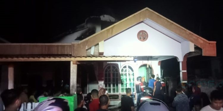 Suasana rumah dipadati warga usai api berhasil dipadamkan pihak Damkar.(F. Sari/gopos)