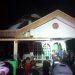 Suasana rumah dipadati warga usai api berhasil dipadamkan pihak Damkar.(F. Sari/gopos)