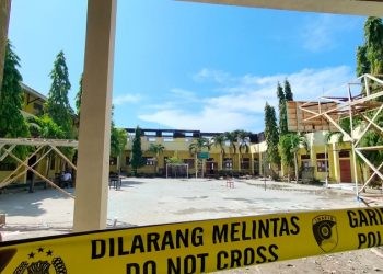 Garis polisi dipasang di SMA Negeri 4 Kota Gorontalo pasca kebakaran Senin malam (20/11/2023).(F. Putra/gopos)