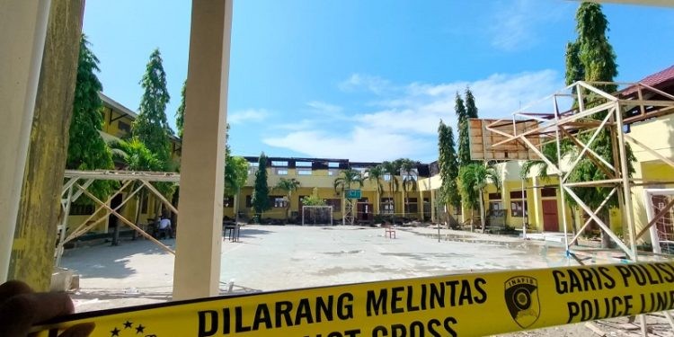 Garis polisi dipasang di SMA Negeri 4 Kota Gorontalo pasca kebakaran Senin malam (20/11/2023).(F. Putra/gopos)