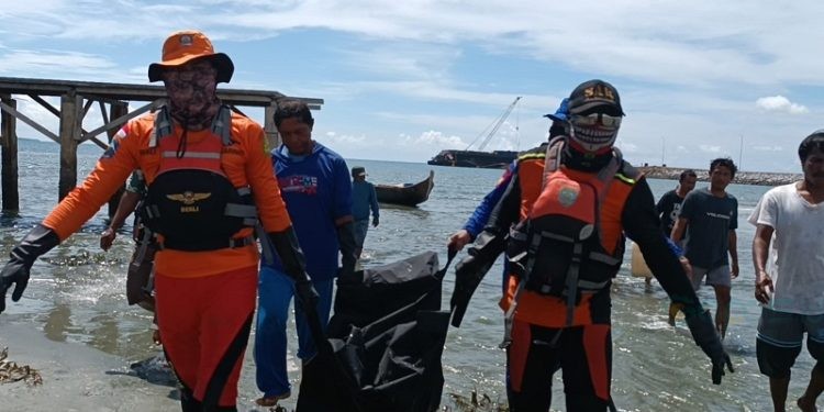 Potongan jasad Kadir Rajak saat dievakuasi tim SAR di Desa Torosiaje, Jumat (17/11/2023).