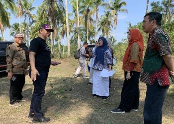 Penjabat Sekretaris Daerah Provinsi Gorontalo Budiyanto Sidiki saat meninjau lahan pembangunan panti sosial terpadu di Desa Ulantha, Kecamatan Suwawa, Bone Bolango, Jumat (3/11/2023).