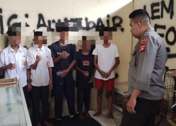 Lima pelajar SMP tak bisa berkutik saat tertangkap basah polisi sedang asyik menghirup lem, Senin (20/11/2023).