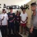 Lima pelajar SMP tak bisa berkutik saat tertangkap basah polisi sedang asyik menghirup lem, Senin (20/11/2023).