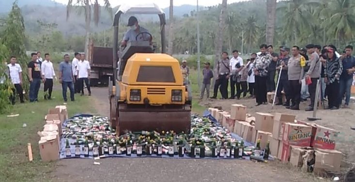Pemusnahan miras yang dipimpin langsung Kapolda Gorontalo Irjen Pol Angesta Romano Yoyol, Jumat (17/11/2023).