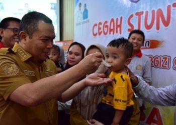 Penjabat Gubernur Gorontalo Ismail Pakaya memberikan makanan tambahan kepada salah satu anak bertempat di Aula Balai Guru Penggerak, Kecamatan Telaga Biru, Kabupaten Gorontalo, Senin (13/11/2023). (F. Isam/humasprov)
