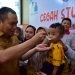 Penjabat Gubernur Gorontalo Ismail Pakaya memberikan makanan tambahan kepada salah satu anak bertempat di Aula Balai Guru Penggerak, Kecamatan Telaga Biru, Kabupaten Gorontalo, Senin (13/11/2023). (F. Isam/humasprov)