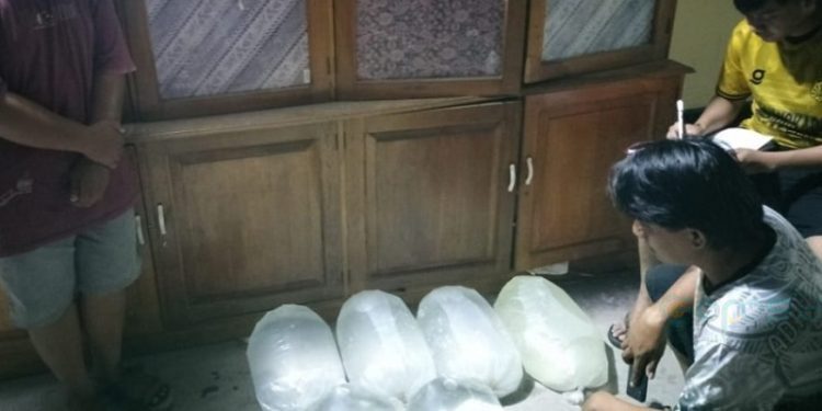 Beberapa kantung miras cap tikus yang disita aparat Polsek Mananggu.