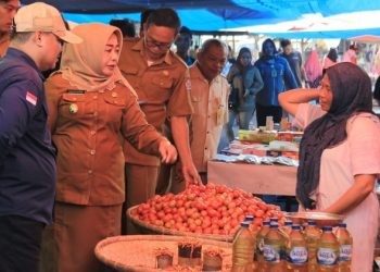 Wakil Bupati Pohuwato Suharsi Igirisa saat meninjau lonjakan harga di pasar tradisional Popayato, Selasa (21/11/2023).