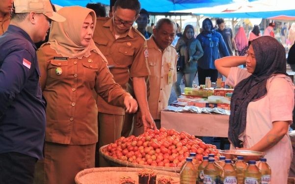 Wakil Bupati Pohuwato Suharsi Igirisa saat meninjau lonjakan harga di pasar tradisional Popayato, Selasa (21/11/2023).
