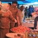 Wakil Bupati Pohuwato Suharsi Igirisa saat meninjau lonjakan harga di pasar tradisional Popayato, Selasa (21/11/2023).