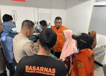 Ridwan Subetan (32) langsung dilarikan ke rumah sakit dalam kondisi lemas pasca dinyatakan hilang beberapa hari lalu.(f. SAR Gorontalo)