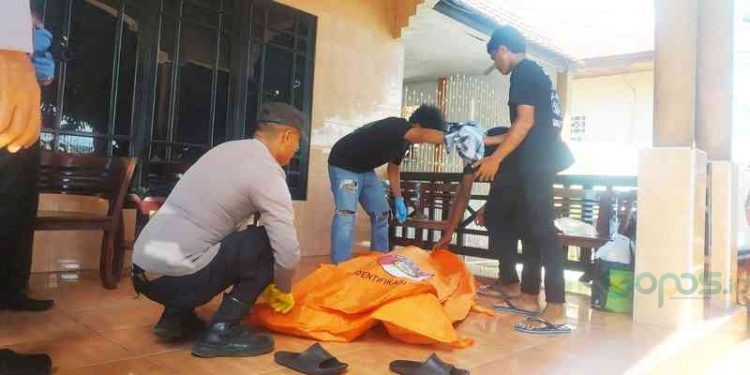 Seorang pria ditemukan tewas di Kota Gorontalo. Pria tersebut ditemukan tewas di Hotel Tentram, Andalas, Kota Gorontalo, Kamis (7/12/2023). (Foto: Yusuf)