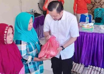Wakil Walikota Gorontalo, Ryan Kono pemerintah menyalurkan bantuan bahan pangan pokok ke Masyarakat Kecamatan Sipatana Kota Gorontalo, di Aula Kantor Camat, Kamis (7/12/2023).