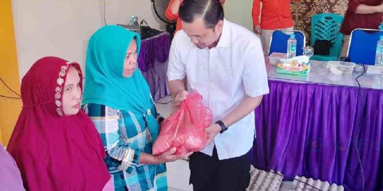 Wakil Walikota Gorontalo, Ryan Kono pemerintah menyalurkan bantuan bahan pangan pokok ke Masyarakat Kecamatan Sipatana Kota Gorontalo, di Aula Kantor Camat, Kamis (7/12/2023).