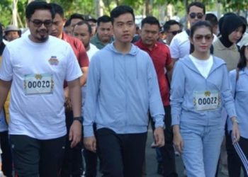 Calon Wakil Presiden nomor urut dua, Gibran Rakabuming Raka mengunjungi daerah Batulicin, Kalimantan Selatan, Minggu (31/12/2023). [Dok. TKN Prabowo-Gibran]