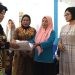 Pelaksana Bidang Keluarga Berencana dan Keluarga Sejahtera (KB - KS), Sarkiya Nani saat menyalurkan bantuan BKB Kit dan Jasa Transportasi TPK di Balai Penyuluh KB Bonepantai, Jumat (27/10/2023). (Foto Indra/Gopos)