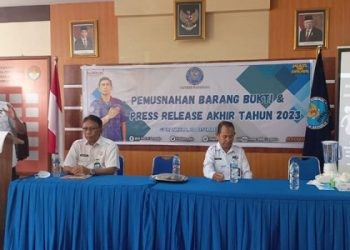 Kepala BNNP Gorontalo, Brigjen Pol Marzuki Ali Basyah, bersama Kabid Pemberantasan BNNP Gorontalo, Kombes Pol Zainal Arifin, dan Koordinator P2E BNNP Gorontalo, Muchars Daud, menyampaikan capaian kinerja BNNP Gorontalo sepanjang 2023, Rabu (20/12/2023).