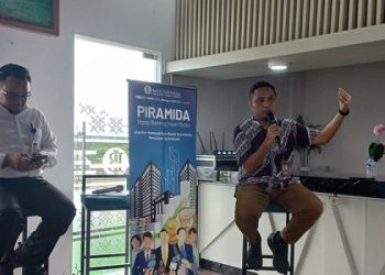 Deputi Perwakilan Bank Indonesia Provinsi Gorontalo, Ridwan Nurjamal (kanan) memberikan penjelasan terkait langkah penangan inflasi oleh TPID Provinsi Gorontalo, Jumat (22/12/2023).(hasan/gopos)