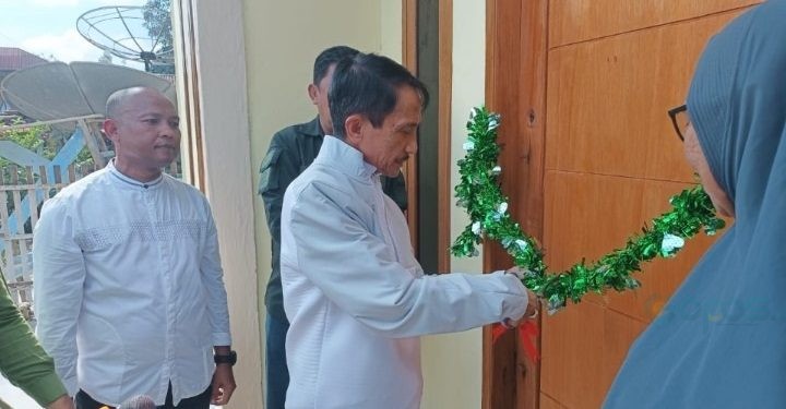 Bupati Gorontalo Nelson Pomalingo saat meresmikan BSPS di Kecamatan Tibawa, Kabupaten Gorontalo, Kamis (7/12/2023).