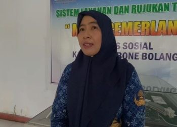 Kepala Seksi Pengendalian Penduduk DinsosP3APPKB Bone Bolango, Cicilia Lihawa saat diwawancarai di ruang kerjanya, Rabu (29/11/2023).