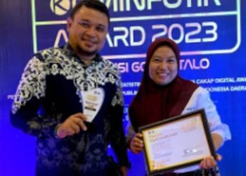 Kepala Desa Tunggulo, Roni Harun saat menerima penghargaan Desa Digital Terbaik